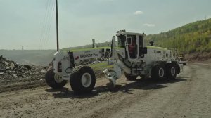 Новый грейдер приступил к работе в карьере Лебединского ГОКа