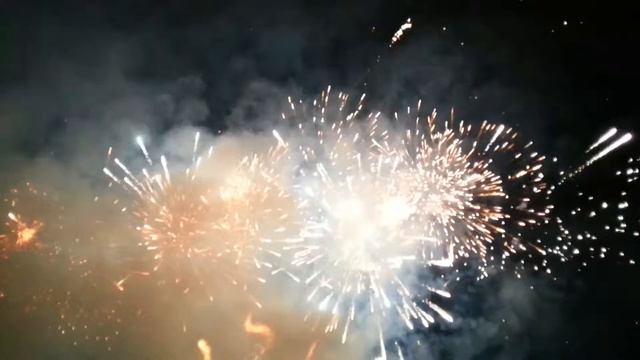 Салют в Велико-тырнова. День независимости Болгарии. смотреть онлайн