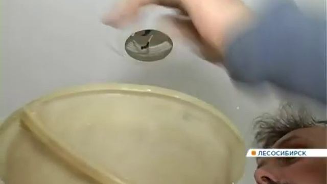 Из-за долгого ремонта крыши жителей двухэтажного дома в Лесосибирске затопило дождем смотреть онлайн