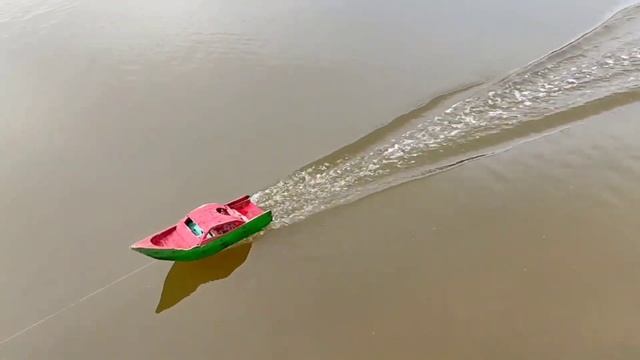 Toy Speed Boat Race, Two Models, One Direction. смотреть онлайн