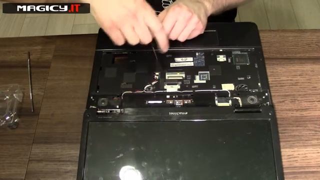 eMachines E725 Disassembly смотреть онлайн