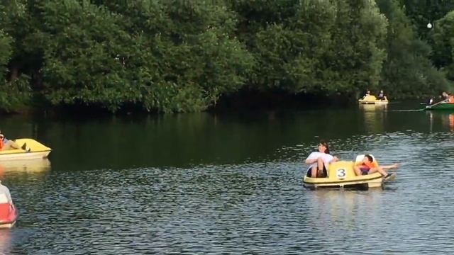 08.21г. Парк Наташенские пруды. Колесо обозрения.Катамараны. смотреть онлайн