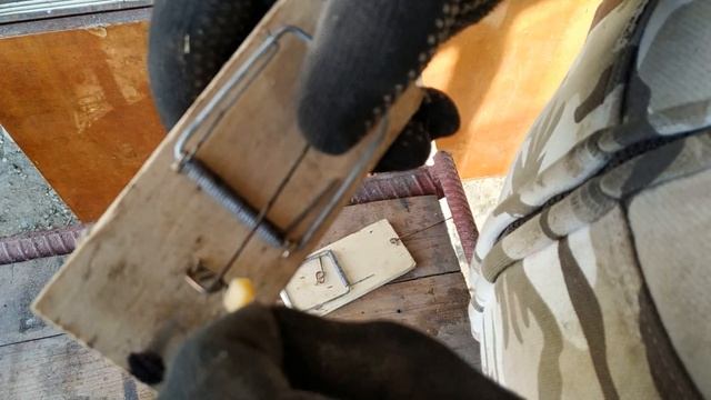 Как правильно зарядить мышеловку. Секретный способ. КОРОТКО... о мышах смотреть онлайн