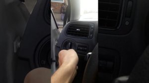 как снять переключатель света фар на VW Polo