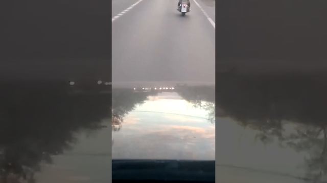 Женщина байкер едет по шоссе ну очень аккуратно и очень медленно!10/20/30 км/час))) смотреть онлайн
