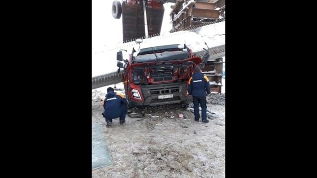Кабину фуры вместе с водителем раздавила балка. смотреть онлайн