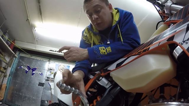 Рассказы про KTM 300 EXC. Снимаем поршень. смотреть онлайн