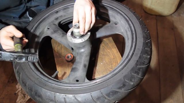 Yamaha XJR 1200. Переборка вилки и замена подшипников переднего колеса.