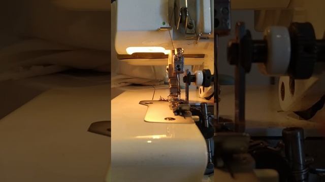 Как настроить оверлок из 4 нитки в 3 ниточный. How to set up an overlock of 4 threads to 3 threads смотреть онлайн
