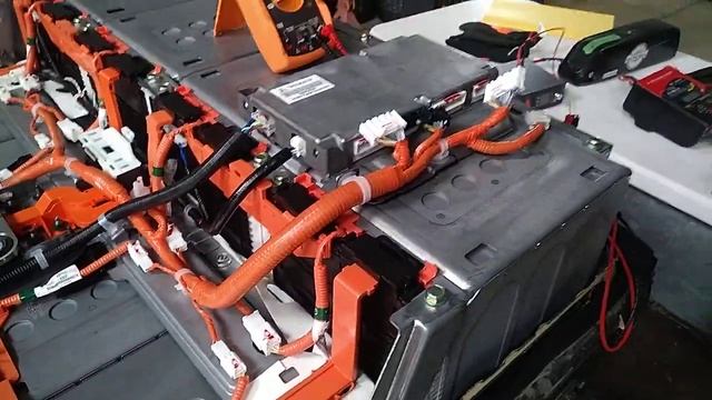 62kWh Nissan Leaf Battery Unboxing смотреть онлайн