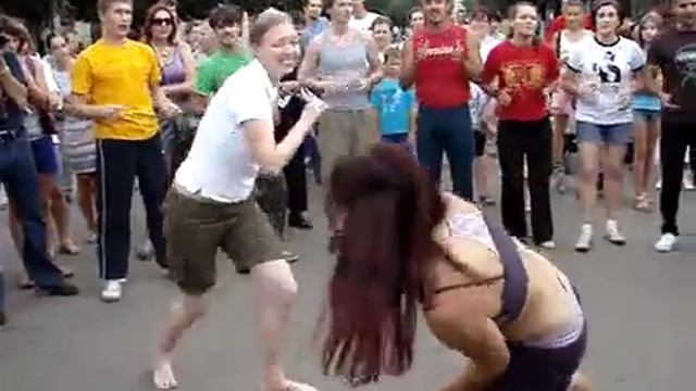 Уличная рода в Гатчине на улице Соборная.mp4 смотреть онлайн