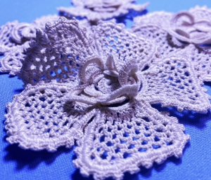 1 из 6._Силуэт_.Вяжем кружевное платье._Цветок на бурдоне_ для вязанного платья . Knitting motifs.