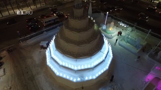 Ледовый городок Екатеринбурга за сутки до открытия сняли летающей камерой смотреть онлайн