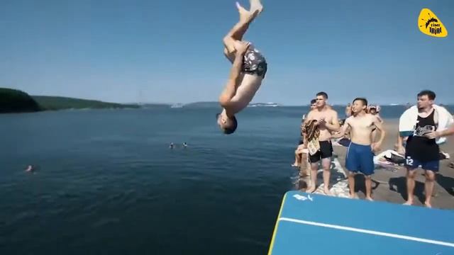 Прыжки в воду с #надувной #акробатической #дорожки смотреть онлайн