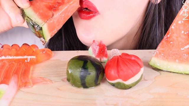 ASMR CANDED WATERMELON, RICE CAKE, NOODLE JELLY, 수박 디저트 먹방, 수박 탕후루, 수박 화과자, EATING SOUNDS NO TALKIN смотреть онлайн