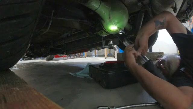 How to get thick grease up into your '57 Ford 9" rear-end смотреть онлайн