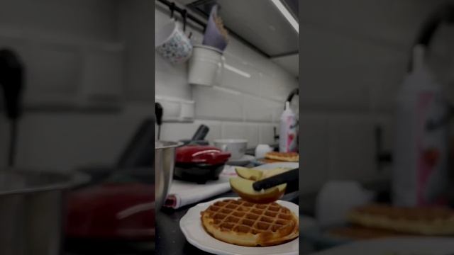 Творожные вафли с фруктами на завтрак - идеальное начало дня