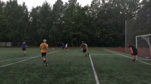 ШКОЛЬНИКИ ДРУГ ПРОТИВ ДРУГА ВЫПОЛНЯЮТ ФУТБОЛЬНЫЕ ЧЕЛЛЕНДЖИ