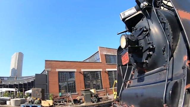 CN Tower - GLASS FLOOR! смотреть онлайн