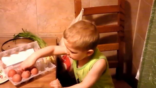 Мальчик жонглирует яйцами. Funny baby with eggs смотреть онлайн