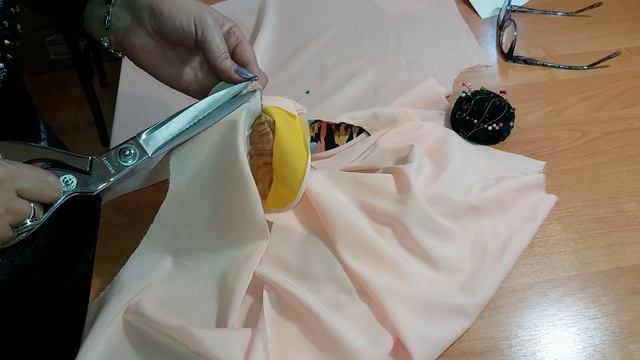 Пошив блузки ОБРАБОТКА ГОРЛОВИНЫ Часть 4. КУРСЫ КРОЙКИ И ШИТЬЯ ОТ НАДЕЖДЫ ВЯЧЕСЛАВОВНЫ смотреть онлайн