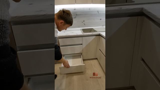 Угловая 2х-ярусная кухня на Акатуйском ж|м