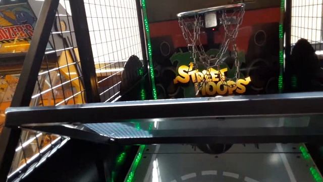 Chuck E Cheese Street Hoops Basketball Game смотреть онлайн