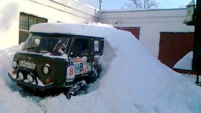 Выезжаем из огромного сугроба. смотреть онлайн