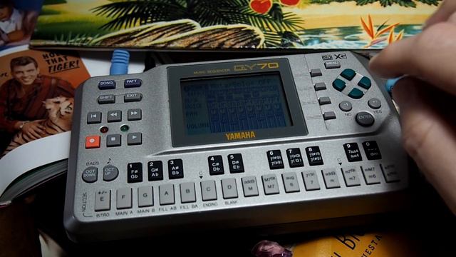 Playing a LoFi Beat on the Yamaha QY70 смотреть онлайн