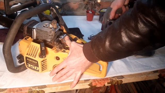 Бензопила при попытке дать газу глохнет, а на холостых работает нормально(partner)