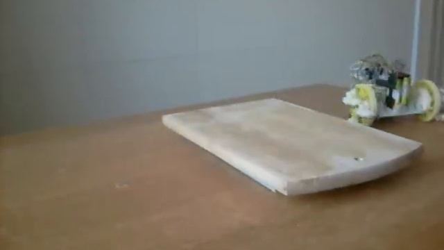 Робот с механизмом зацепа на колесах