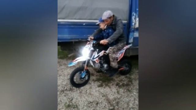 Деревенские игрушки.Детский пит байк подарок на 7 лет! смотреть онлайн
