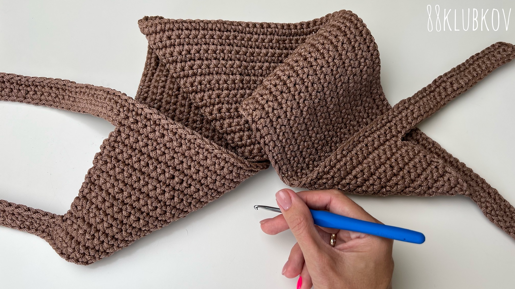 Популярные бренды вяжут ее из рафии, но и из шнура она прекрасна, ? топовая сумка крючком ? смотреть онлайн