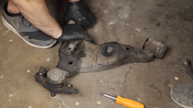 Lower Control Arm Replacement - 4Runner смотреть онлайн