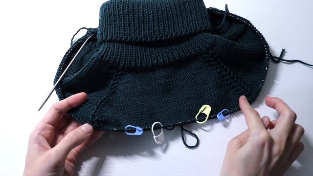 УДОБНАЯ и СТИЛЬНАЯ манишка спицами. Мастер-класс смотреть онлайн