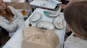 Постановка мочевого катетера Фолея женщине