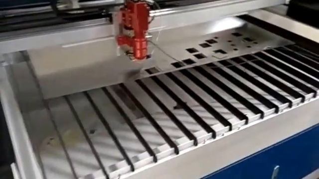 станок режет металл 2 мм. смотреть онлайн