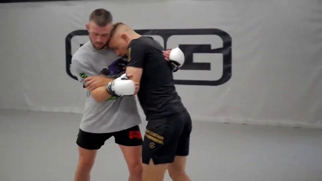 Coach Alex Enlund teaching MMA Clinch смотреть онлайн