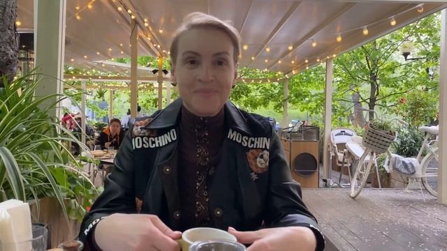 Парк Горького. Бегаем от дождя. Поля тюльпанов. Снова жрем - нашли "трдельники", кафе "Сыроварня". смотреть онлайн