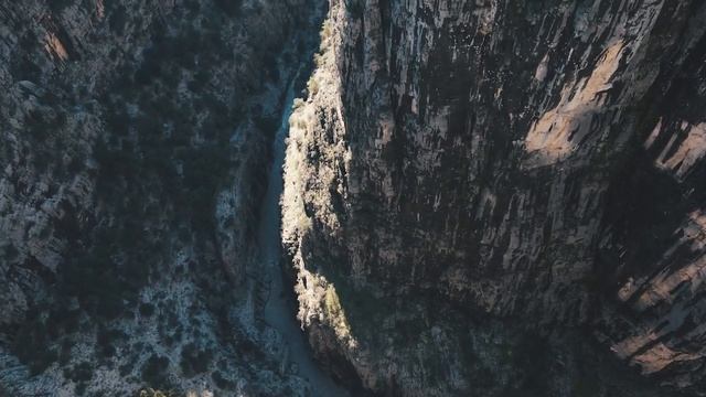 Нежная музыка в сочетании с летними видео дарит заряд на весь день.Прекрасно подойдет для медитации смотреть онлайн