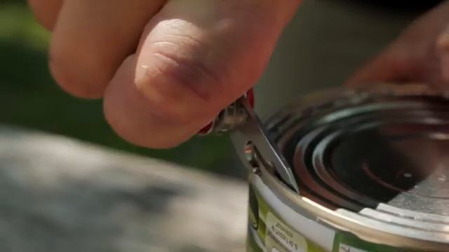 Victorinox Tips & Tricks (15/25) - Open a tin can in 10 Seconds смотреть онлайн
