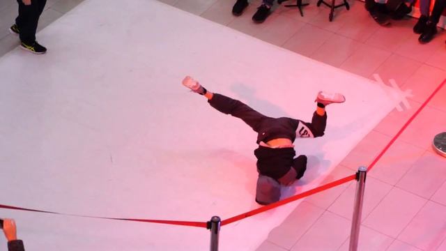 bboy Движ'ок vs Шейкер - Elainz Battle 2018 смотреть онлайн