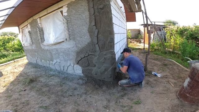 оформление угла домика. в виде бревна закованного в кузню и декоративная штукатурка стен. смотреть онлайн