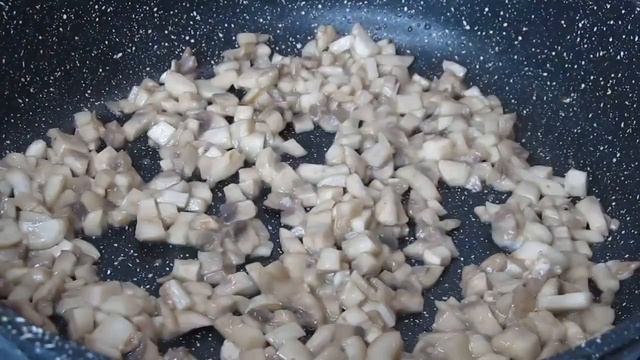 Этот суп всегда получается бесподобный. Нежнейшая структура грибного супа выше всяких похвал. смотреть онлайн