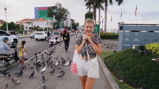 We Tried Cambodian Street Food (Phnom Penh Food Tour) | VLOG #65 смотреть онлайн