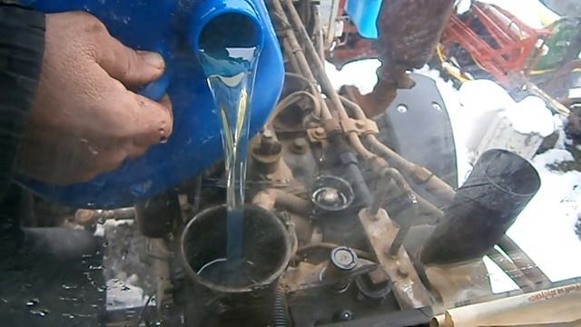 Трактор МТЗ 920 Беларус. Заливка масла в гидравлику Belarus MTZ 920 Fill oil #vseklevo #синийтракто смотреть онлайн