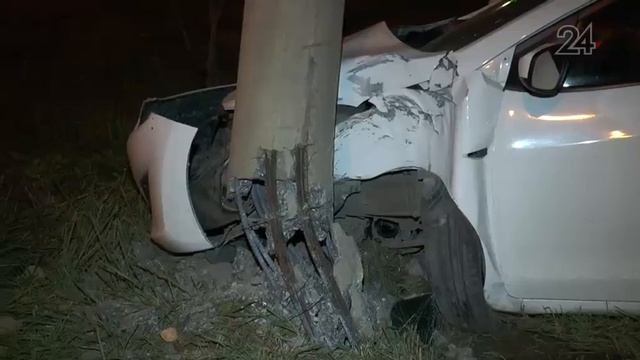 В Казани автомобиль врезался в фонарный столб смотреть онлайн