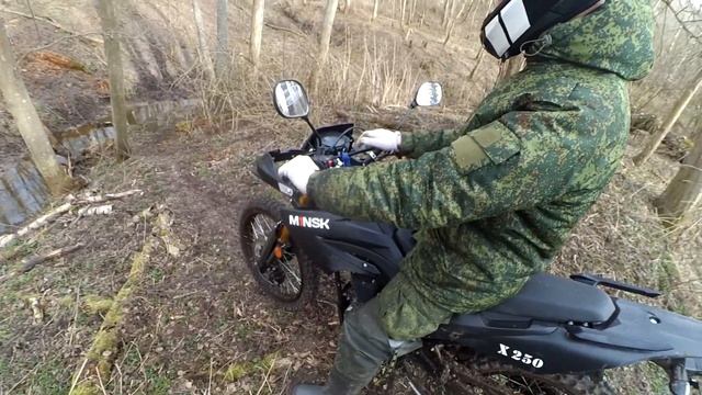 Триал на мотоциклах в лесу в оврагах кому проще ехать?Полноприводный вездеход или Минск X 250.Начал смотреть онлайн
