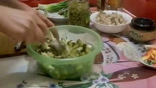 Салат "Зимний" (мясо, огурцы соленые, лук, зеленый горошек). Просто и вкусно. смотреть онлайн