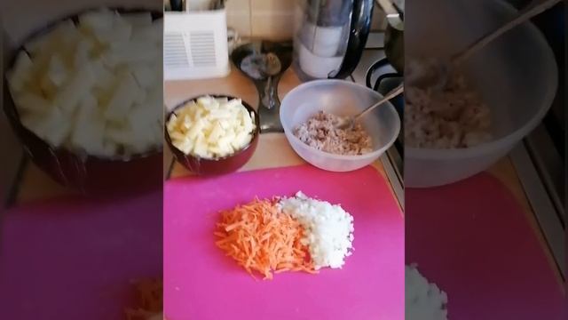 Снова на кухне. Куриные ножки,суп грибной. смотреть онлайн